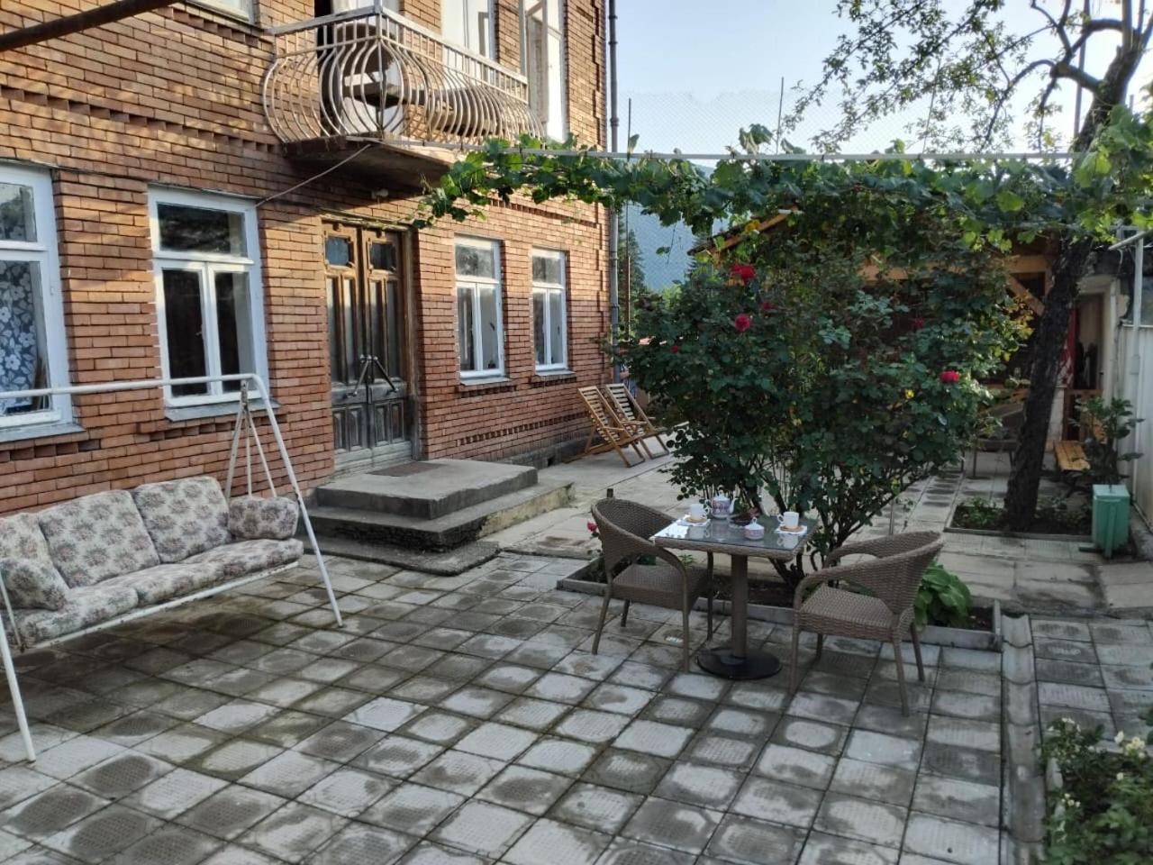 AMBROsador Hostal Ambrolauri Exterior foto