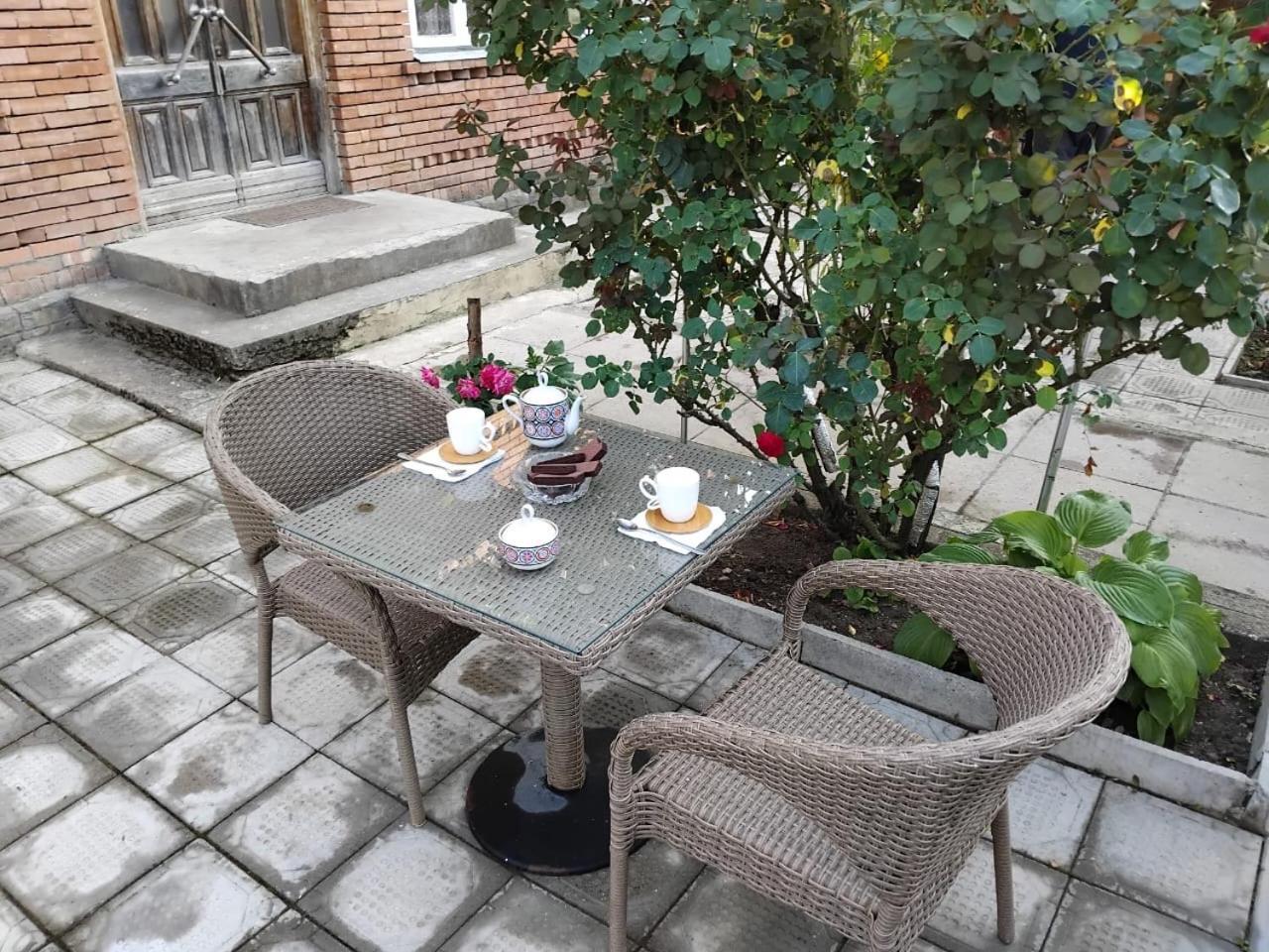 AMBROsador Hostal Ambrolauri Exterior foto